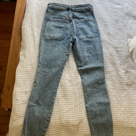 Universal Threads. Size 4 27 skinny Jean. Light denim - Picture 3 of 5